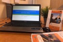 zdjęcie laptopa na którym przeprowadzone zostało spotkanie na platformie ZOOM w ramach Międzynarodowego Dnia Osób Niepełnosprawnych, na środku laptop z włączoną prezentacją pod tytułem: Wparcie osób niepełnosprawnych na rynku pracy