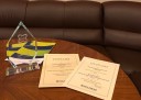 Zdjęcie przedstawiające dyplomy oraz statuetkę Lidera Aktywizacji Osób Młodych 2021