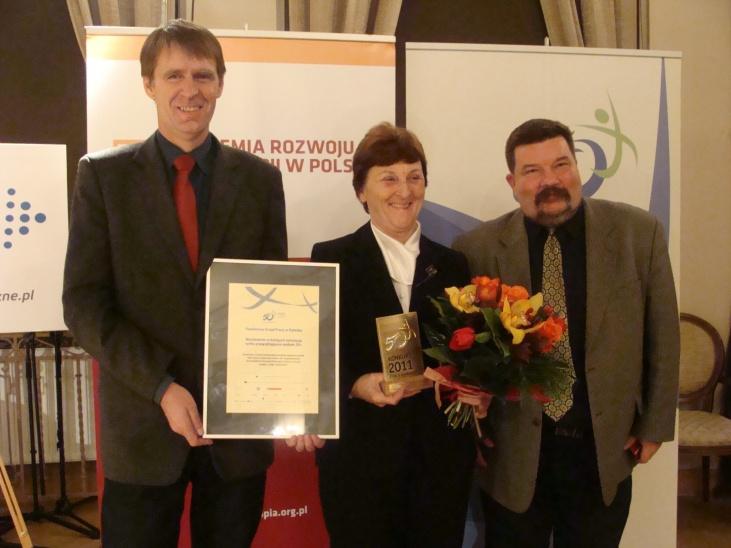 Zdjęcie galerii artykułu: „Zysk z dojrzałości 2011" - galeria - Przedstawiciele PUP Rybnik z ekspertem Akademii Rozwoju Filantropii w Polsce Tomaszem Schimankiem (z prawej).jpg
