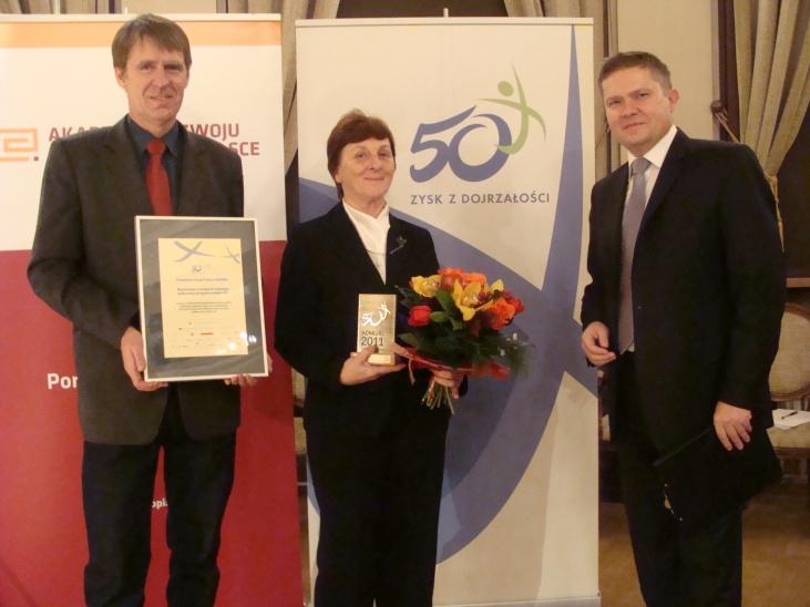 Zdjęcie galerii artykułu: „Zysk z dojrzałości 2011" - galeria - Z przedstawicielem (z prawej) Patrona medialnego TVP INFO.jpg